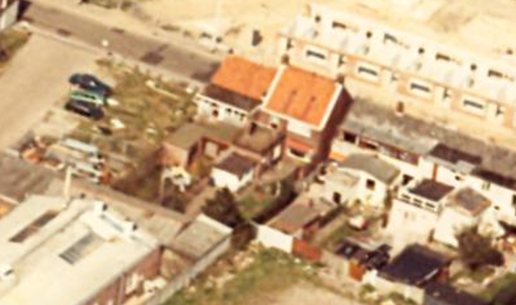 De Heezerweg 78 (huis met de witte randen). Kijk goed naar de tuin, hier was de Tuynkamer nog niet aangebouwd.